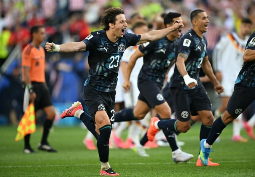 لاعب كرة قدم يرتدي القميص رقم 23 يركض بحيوية.