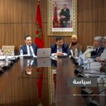 أعضاء لجنة برلمانية يناقشون قانون الشغل في اجتماع