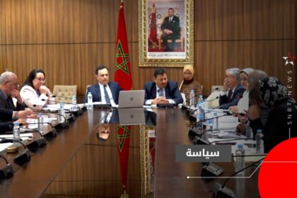أعضاء لجنة برلمانية يناقشون قانون الشغل في اجتماع