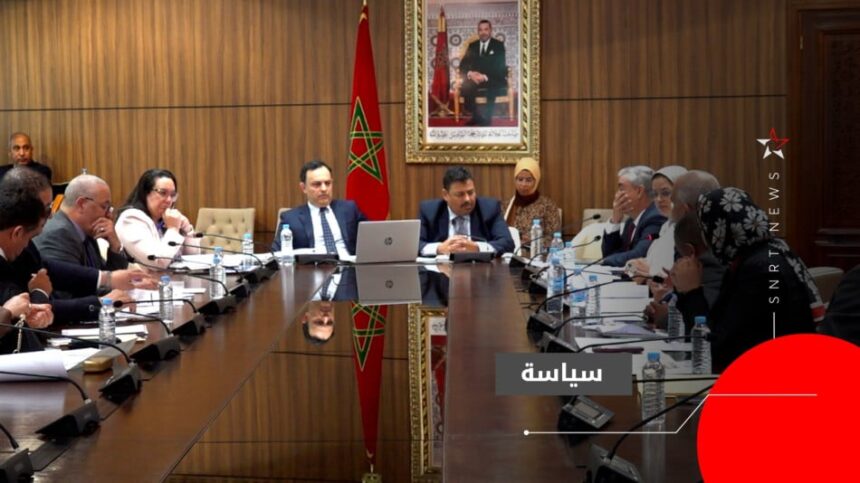 أعضاء لجنة برلمانية يناقشون قانون الشغل في اجتماع