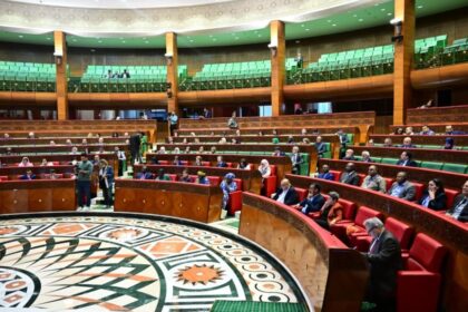 قاعة اجتماع بها مقاعد فارغة ومنصة للمتحدث.