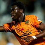 بول فالير لاعب نهضة بركان يحتفل بهدفه المثير للجدل