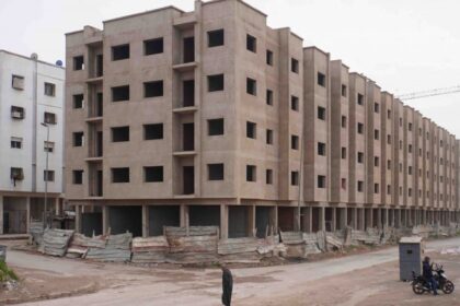 شخص يقوم بمسح منطقة بناء سكنية.
