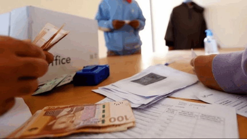 شخص يحمل 100 درهماً مغربياً مع صندوق
