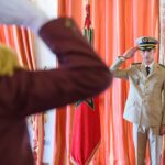 الأمير مولاي الحسن يصافح ضابطًا في حفل تخرج عسكري
