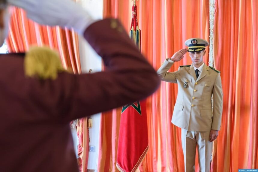 الأمير مولاي الحسن يصافح ضابطًا في حفل تخرج عسكري