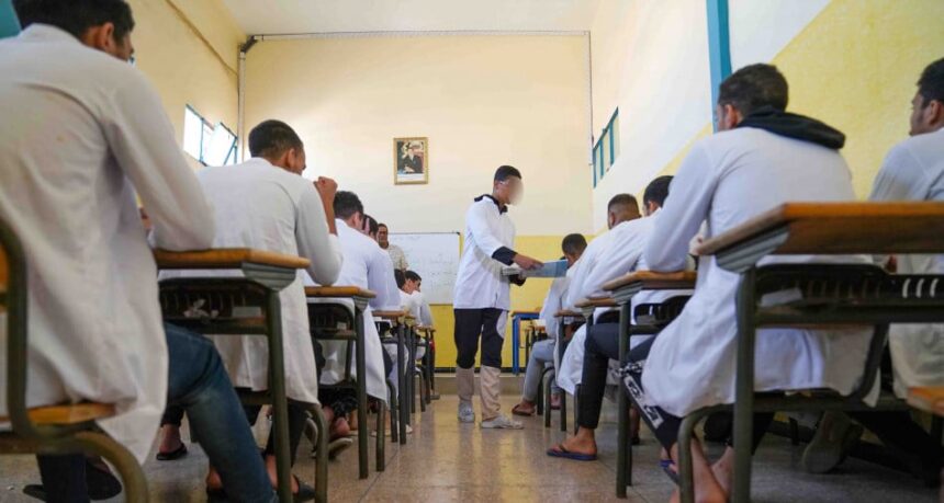 أشخاص يجلسون في صفوف داخل قاعة انتظار