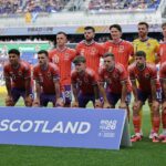 لاعبي منتخب اسكتلندا يحتفلون بالفوز في مباراة كرة القدم