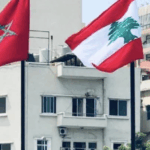 أعلام انفصالية ترفرف فوق مبانٍ متجاورة