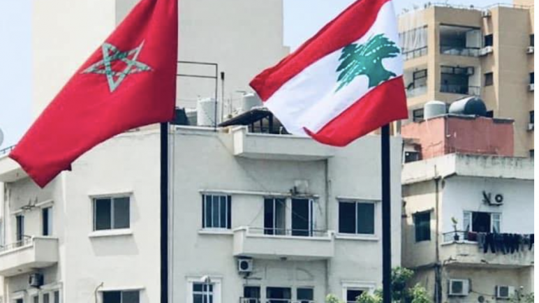أعلام انفصالية ترفرف فوق مبانٍ متجاورة