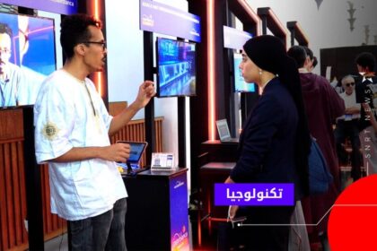 رجل وامرأة يتفاعلان في مؤتمر تقني حول المدن الذكية.