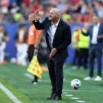 المدرب ستيف كلارك يتحدث في مؤتمر صحفي بعد المباراة
