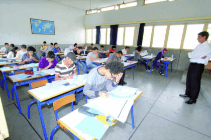 طلاب في قاعة امتحان البكالوريا بالمغرب.