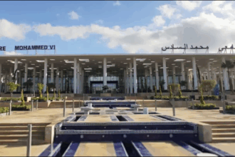 فريق طبي يجري عملية جراحية في مستشفى محمد السادس بأكادير.