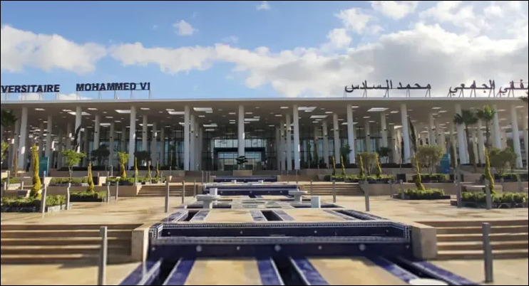 فريق طبي يجري عملية جراحية في مستشفى محمد السادس بأكادير.