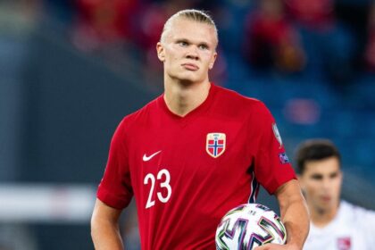 لاعب كرة قدم سويدي يرتدي قميصًا أحمر يحمل الرقم 23