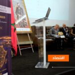 شخص يلقي خطابًا أمام حضور مهتم في المنتدى