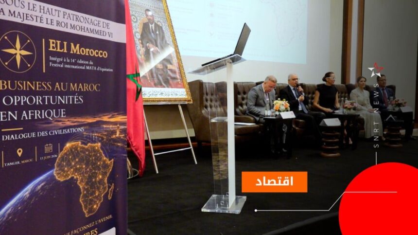 شخص يلقي خطابًا أمام حضور مهتم في المنتدى