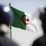 علم ممزق وشخصيات غامضة تجسد معاناة اللاجئين.