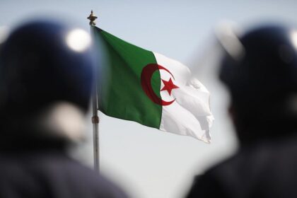 علم ممزق وشخصيات غامضة تجسد معاناة اللاجئين.