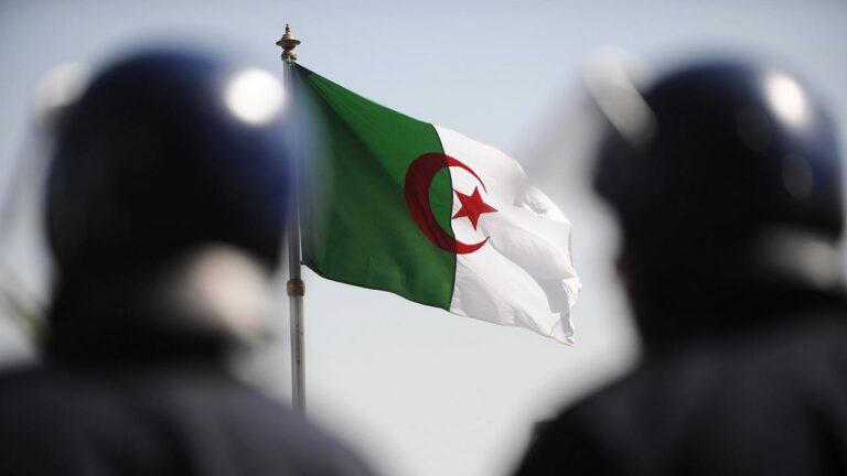 علم ممزق وشخصيات غامضة تجسد معاناة اللاجئين.