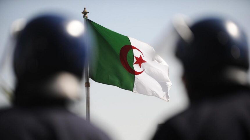 علم ممزق وشخصيات غامضة تجسد معاناة اللاجئين.