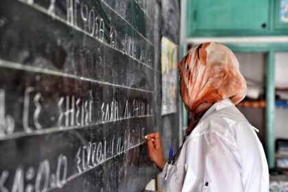 معلمة تكتب على السبورة باللغة الأمازيغية في الصف
