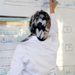معلم يشرح الدرس لطلاب داخل الفصل الدراسي
