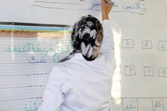 معلم يشرح الدرس لطلاب داخل الفصل الدراسي