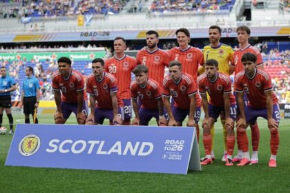 منتخب اسكتلندا يحتفل بهدف في مباراة كرة القدم