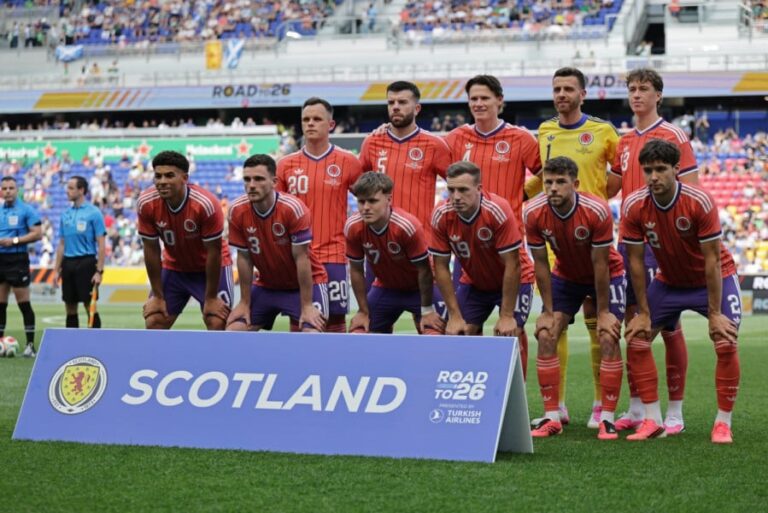 منتخب اسكتلندا يحتفل بهدف في مباراة كرة القدم