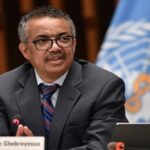 المدير العام لمنظمة الصحة العالمية، تيدروس أدهانوم جيبريسوس، يتحدث في مؤتمر صحفي.