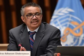 المدير العام لمنظمة الصحة العالمية، تيدروس أدهانوم جيبريسوس، يتحدث في مؤتمر صحفي.
