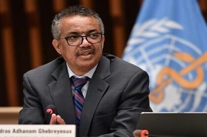 المدير العام لمنظمة الصحة العالمية، تيدروس أدهانوم جيبريسوس، يتحدث في مؤتمر صحفي.