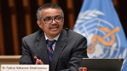 المدير العام لمنظمة الصحة العالمية، تيدروس أدهانوم جيبريسوس، يتحدث في مؤتمر صحفي.