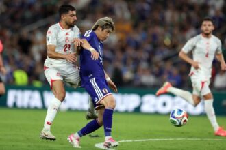لاعب تونسي يراقب لاعباً يابانياً في كأس العالم 2026