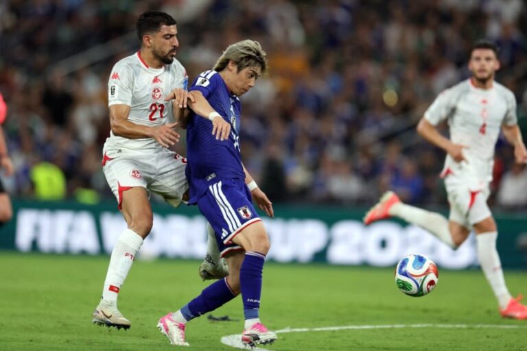 لاعب تونسي يراقب لاعباً يابانياً في كأس العالم 2026