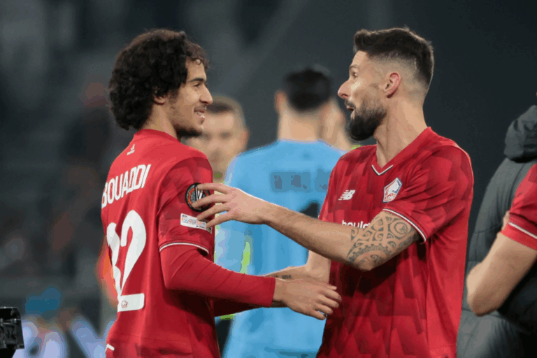 لاعبان بقمصان كرة القدم، أحدهما يحمل لافتة تحمل الرقم 28