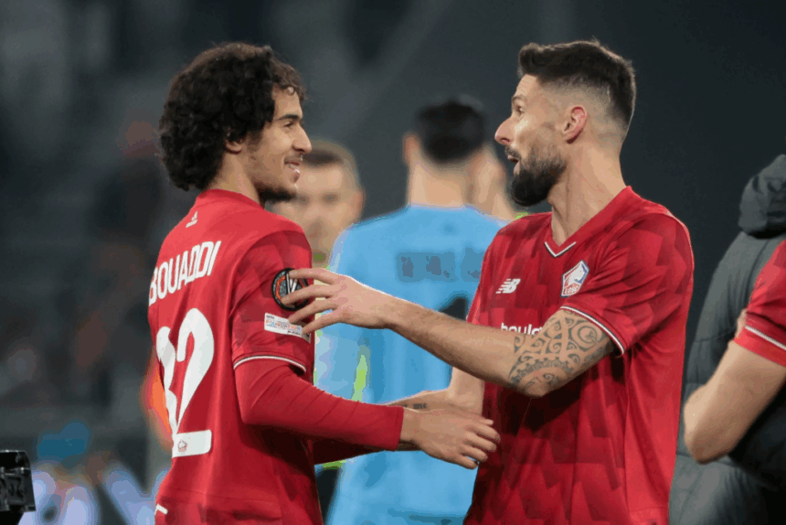 لاعبان بقمصان كرة القدم، أحدهما يحمل لافتة تحمل الرقم 28