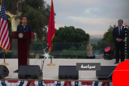 شخصان يتحدثان أمام الكاميرا خلال حدث عام.