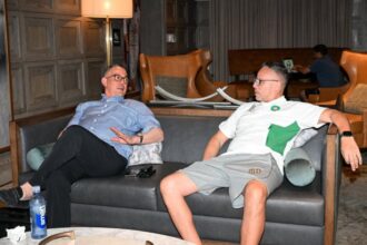 الرئيس لقجع إلى جانب المدرب وهبي مع لاعبين من المنتخب المغربي.