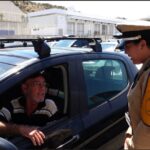 شخص يتحدث مع شخص آخر داخل سيارة