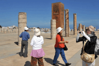 نساء ينظرن إلى الأعمدة في ساحة مفتوحة
