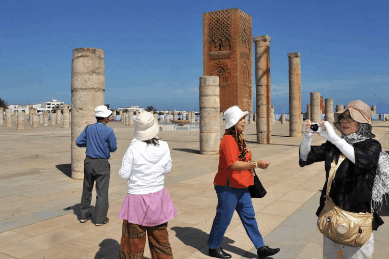 نساء ينظرن إلى الأعمدة في ساحة مفتوحة