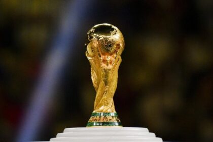 كأس العالم الذهبي اللامع على قاعدة بيضاء.