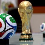 كأس العالم وكرتا قدم على طاولة
