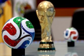 كأس العالم وكرتا قدم على طاولة