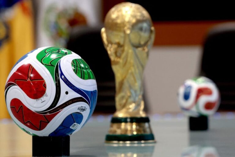 كأس العالم وكرتا قدم على طاولة