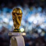 كأس العالم مطلي باللون الذهبي على قاعدة بيضاء.