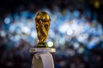 كأس العالم مطلي باللون الذهبي على قاعدة بيضاء.